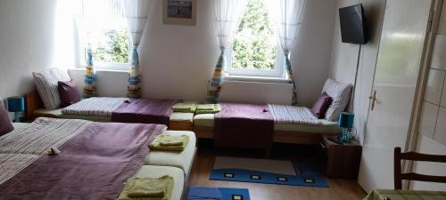 a room with three beds and a window at Hotel "Alte Schule" Trogen in Trogen