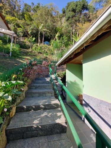 a walkway leading up to a house at Pousada Solar das Flores Maringá RJ Visconde de Mauá in Visconde De Maua