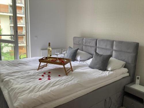 uma cama grande com uma mesa em cima em Apartament VIP em Cracóvia