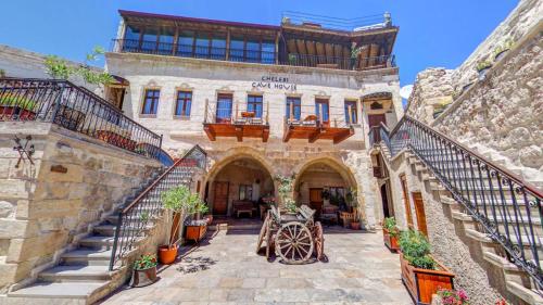 um edifício antigo com escadas num pátio em Chelebi Cave House Hotel em Goreme