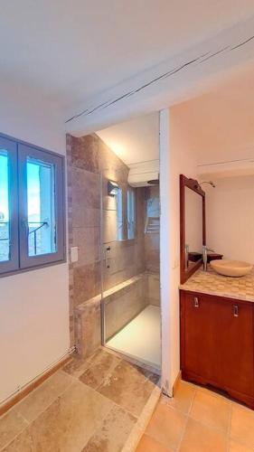 une salle de bain avec une douche, un lavabo et un miroir dans l'établissement Aux trois Cyprès Salernes en Provence, à Salernes