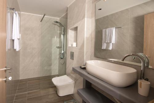 ニキアナにある5th Continentのバスルーム(洗面台、トイレ、シャワー付)