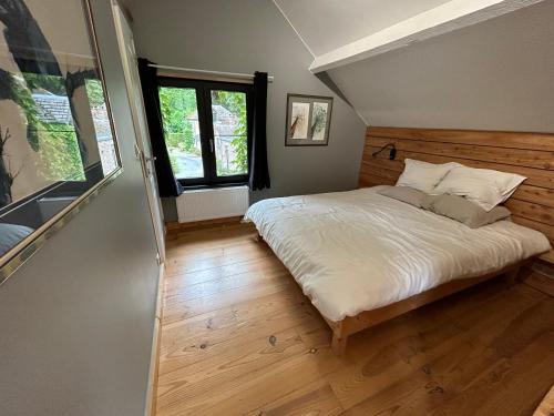 1 dormitorio con cama y ventana en L'arche De Noé, en Dinant