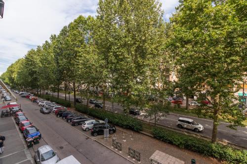 vista in alto su una strada con macchine parcheggiate e alberi di Exclusive Room Arena Inalpi 'La casa di Bertino' a Torino