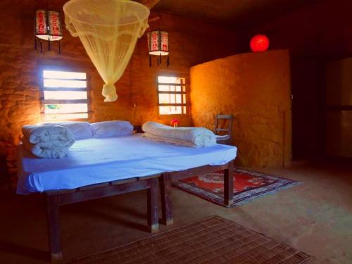 1 dormitorio con 1 cama grande en una habitación en Shanta Ghar A Rustic Guesthouse, en Chitwan