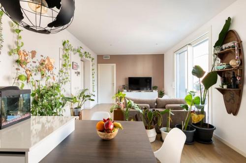 Una sala de estar con una mesa con un bol de fruta. en Mowgli House - Milano Luxury Apartment, en Milán