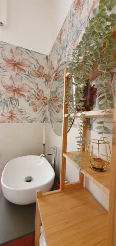 uma casa de banho com um lavatório e um WC branco em Casa Tucano - Suite apartment em Francavilla al Mare