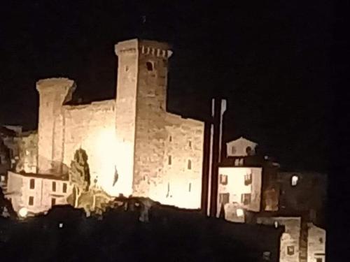 um castelo à noite com as luzes acesas em Casa lago di Bolsena em Bolsena