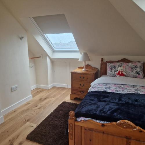 um quarto com uma cama e uma clarabóia em 3 Bedroom Apartment max 5 Pax Musselburgh em Musselburgh