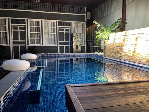 蓬塔雷納斯的住宿－Casa Dossman，一座蓝色瓷砖的游泳池