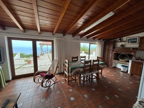 un soggiorno con tavolo e sedie e una cucina di Casa Rural Los Barros a Genovés