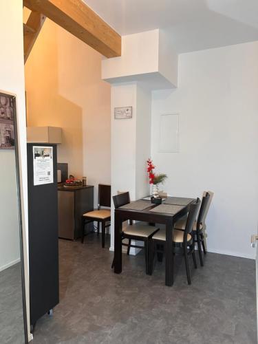 ein Esszimmer mit einem schwarzen Tisch und Stühlen in der Unterkunft Moderne Maisonettewohnung/2 Zimmer/Küche/Bad #2 in Markt Schwaben