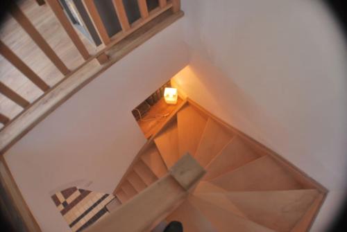 une vue aérienne d'un escalier avec une table et des chaises dans l'établissement A deux pas de la Mer. Maison avec jardin sud. Les Moussaillons, à Dunkerque