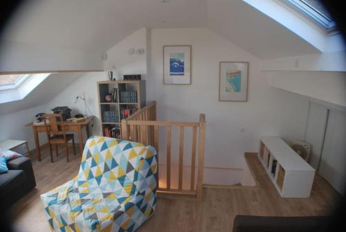 un salon avec un canapé et une chaise dans l'établissement A deux pas de la Mer. Maison avec jardin sud. Les Moussaillons, à Dunkerque