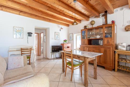 cocina y sala de estar con mesa y sillas en Villa Villamonte, en Verona