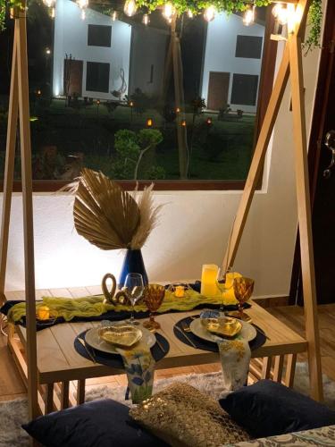 a table with food on it in front of a window at Mantra Glamping & Chalets in Zacatlán