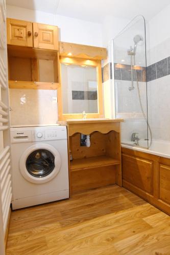 La petite salle de bains est pourvue d'un lave-linge et d'une douche. dans l'établissement Chalet C4 Les Marmottes, à Valmeinier