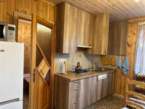 Kuchyň nebo kuchyňský kout v ubytování Apartamentai su pirtimi