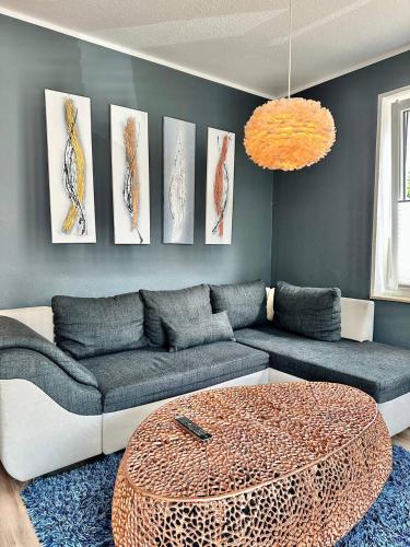 a living room with a couch and a table at Großes City-Ferienhaus mit Terrasse, Grill und Parkplatz F19 in Oldenburg