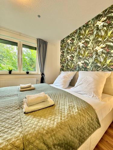 1 dormitorio con 1 cama grande y 2 toallas. en Großes City-Ferienhaus mit Terrasse, Grill und Parkplatz F19, en Oldenburg