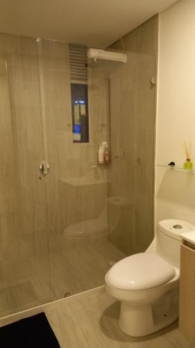 La salle de bains est pourvue d'une douche, de toilettes et d'un lavabo. dans l'établissement Apartaestudio San Martin, La Quinta, à Bogotá