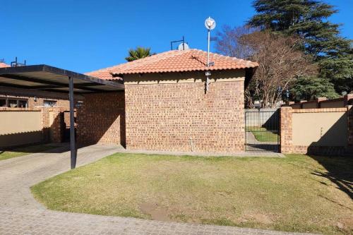 um edifício de tijolos com uma luz de rua num quintal em @LloydsII em Ermelo