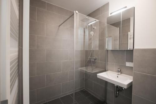 a bathroom with a sink and a shower at Zentrale Wohnung mit 3 Schlafzimmer für bis zu 9 Personen in Hamburg