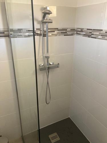 une douche avec un tuyau dans une salle de bain dans l'établissement F2 Pompeani, à Ajaccio