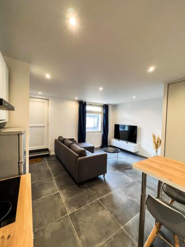 un salon avec un canapé et une table dans l'établissement Charmant Appartement au Cœur de Blois, à Blois