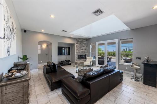 Luxury Modern Estate, Amazing Strip Views! Pool, Hot Tub, Sports Court (Basketball, Tennis, Pickle Ball), Game Room