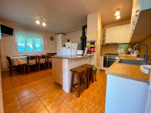 uma grande cozinha com uma ilha no meio em Casa Popa em Cartisoara