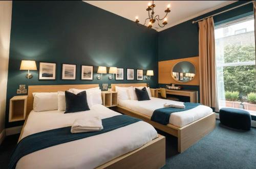 um quarto de hotel com duas camas e uma janela em Celtic Lodge Guesthouse - Restaurant & Bar em Dublin