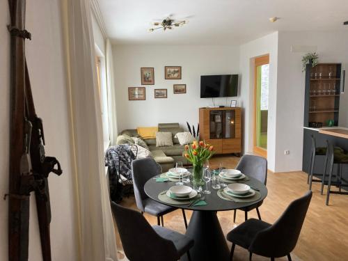 sala de estar con mesa y sillas en Luxury Wide View Apartment Pohorje Bellevue en Hočko Pohorje