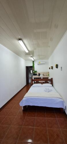 um quarto com uma cama grande num quarto em Sleep&Go! Cabinas en Siquirres Centro - Rafting tour - Tarifa corporativa Disponible em Siquirres