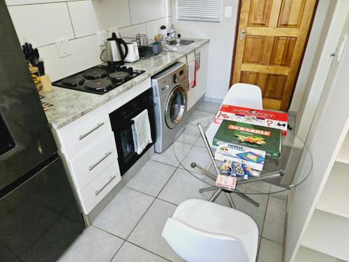 Η κουζίνα ή μικρή κουζίνα στο Quantum Heights - Studio Apartment - 2 nights minimum booking