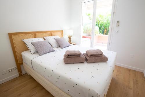 sypialnia z łóżkiem z dwoma ręcznikami w obiekcie Splendide 2 pièces - PISCINE - PARKING - Proche Monaco w mieście Roquebrune-Cap-Martin