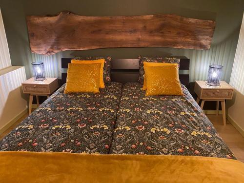 ein Schlafzimmer mit einem Bett mit zwei Nachttischen in der Unterkunft L'ESCALE in Quiévrain