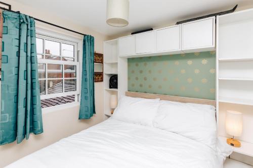 um quarto com uma cama e uma janela em The Limes-3 bed, central Henley em Henley on Thames