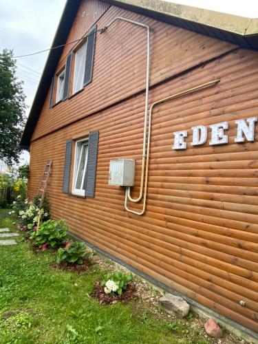 ein Haus mit dem Wort "Schulden" auf der Seite in der Unterkunft Ozierański Eden "Pod rzeźbami" 