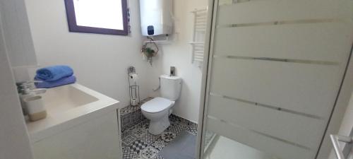 La salle de bains blanche est pourvue d'une douche et de toilettes. dans l'établissement Magnifique T2 à 5 mn de l'aéroport d'Orly, à Paray-Vieille-Poste