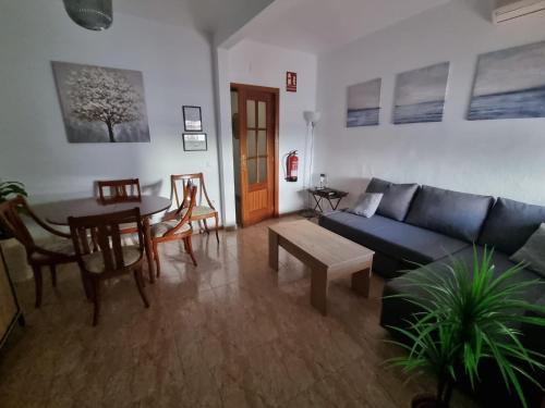 sala de estar con sofá azul y mesa en AT SAN PEDRO 1, en Olivenza