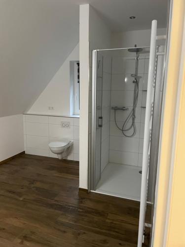 bagno con doccia e servizi igienici. di Ferienwohnung Wintermoor a Schneverdingen