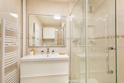 y baño con lavabo y ducha acristalada. en Location chic 3 chambres proche Paris & Disneyland, en Neuilly-sur-Marne
