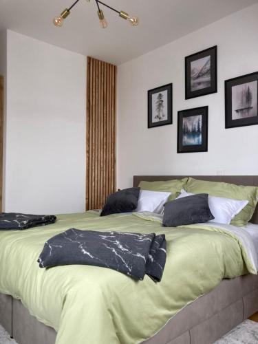 Un dormitorio con una cama grande con almohadas. en Luxury Wide View Apartment Pohorje Bellevue en Hočko Pohorje