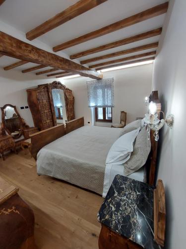 1 dormitorio con 1 cama grande y 1 mesa en B&B Donnini Firenzuola, en Casetta di Tiara