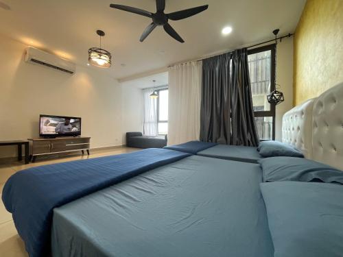 - une chambre avec un lit bleu et un ventilateur de plafond dans l'établissement Bali Resident- B-10, à Malacca