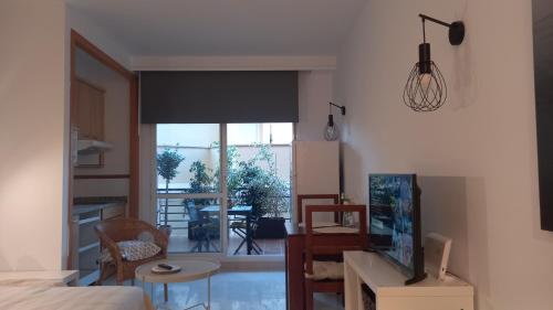 un soggiorno con letto e una camera con TV di Costa del Golf a Torre de Benagalbón