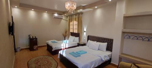 ein Hotelzimmer mit 2 Betten und einem Fenster in der Unterkunft Pyramids Kingdom in Kairo