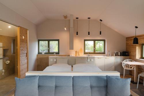 sypialnia z dużym łóżkiem i kuchnią w obiekcie Appartement Traumzeit w mieście Weinböhla