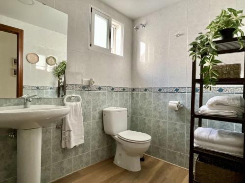 een badkamer met een toilet en een wastafel bij Apartamento Ronda Centro in Ronda